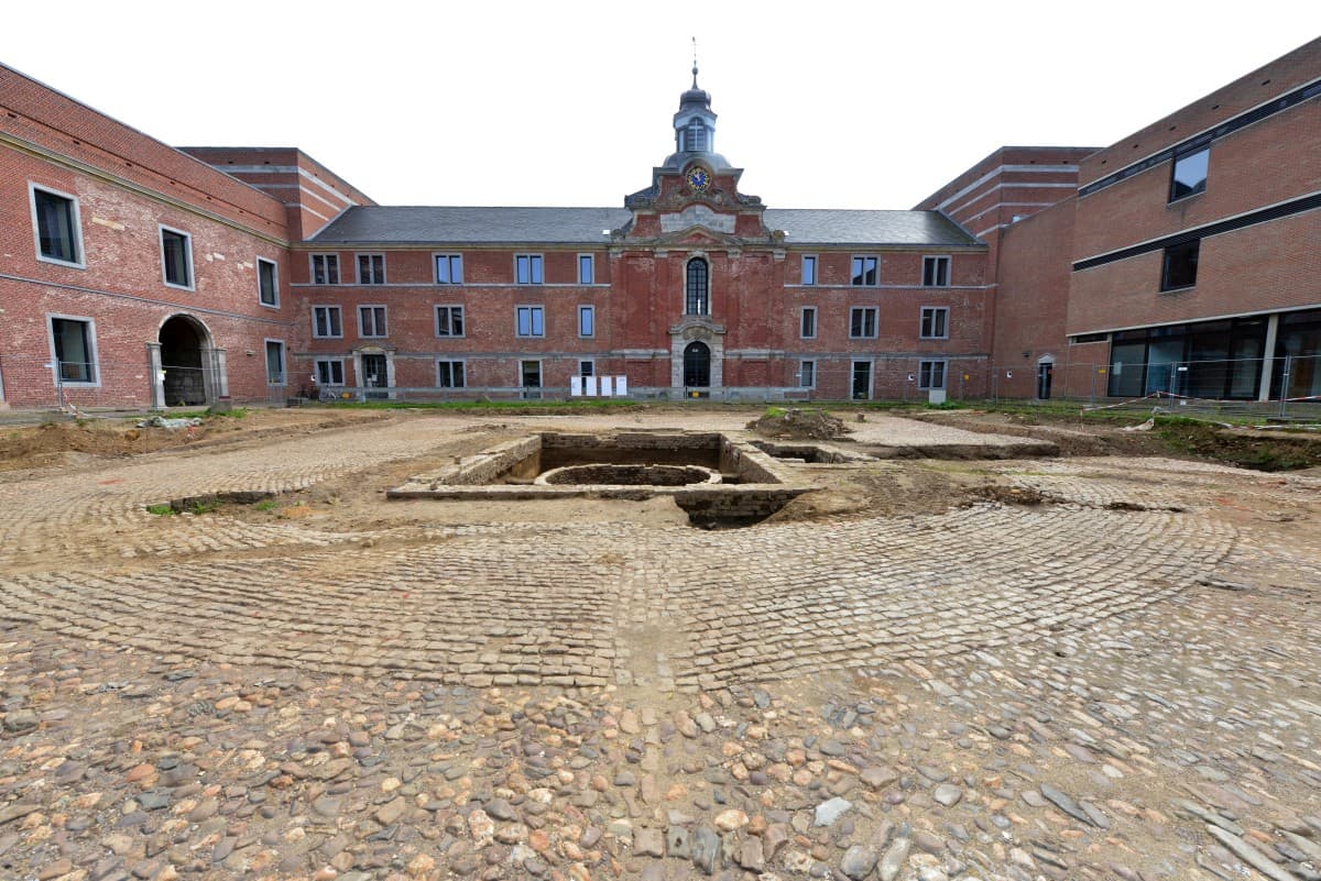 SchlossgeSCHICHTEN - preußisches Hofpflaster