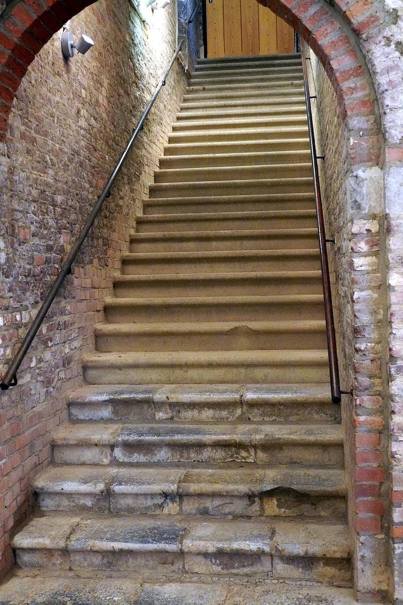 Beleuchtung der Treppe zum Schlosskeller im Museum Zitadelle